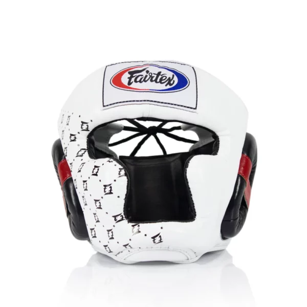 Le casque sparring blancFairtex HG10 est idéal pour le Muay Thai et les sports de combat. Fabriqué en cuir haut de gamme en Thaïlande, il offre une protection optimale du menton et des pommettes grâce à son rembourrage triple couche. Confortable et durable, il assure une vision claire