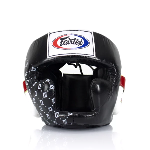 casque de protection Fairtex HG10 est idéal pour le Muay Thai et les sports de combat. Fabriqué en cuir haut de gamme en Thaïlande, il offre une protection optimale du menton et des pommettes grâce à son rembourrage triple couche. Confortable et durable, il assure une vision claire