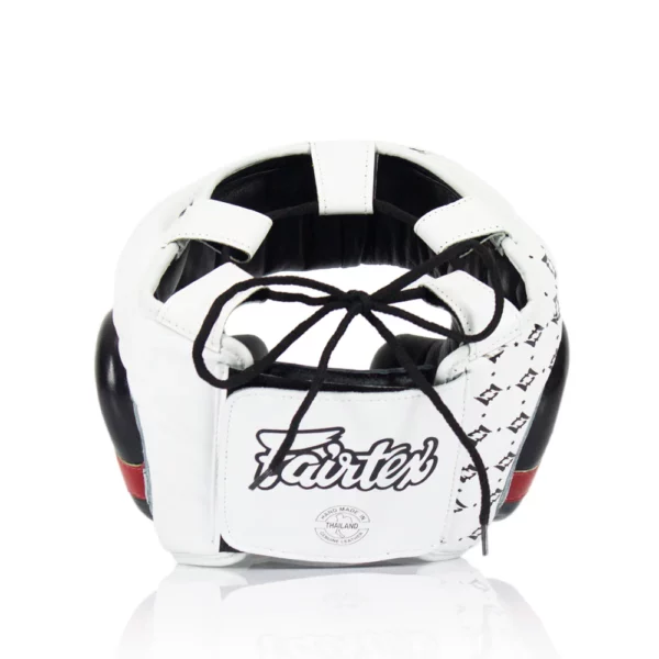 Le casque de boxe et de protection Fairtex HG10 est idéal pour le Muay Thai et les sports de combat. Fabriqué en cuir haut de gamme en Thaïlande, il offre une protection optimale du menton et des pommettes grâce à son rembourrage triple couche. Confortable et durable, il assure une vision claire