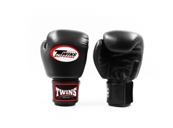 Gants de boxe Twins BGVL 3 noir la plus connue et la plus vendue de chez Twins, sont conçus pour une protection maximale de la main et du poignet. incontestablement l'une des paires de gants les plus vendues au monde