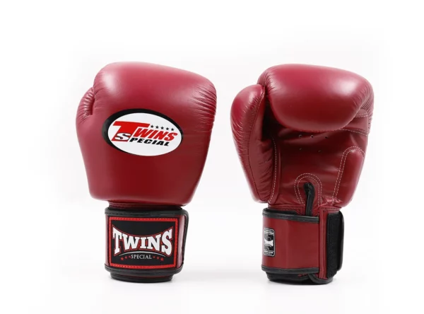 Gants de boxe Twins bordeaux la plus connue et la plus vendue de chez Twins, sont conçus pour une protection maximale de la main et du poignet. incontestablement l'une des paires de gants les plus vendues au monde