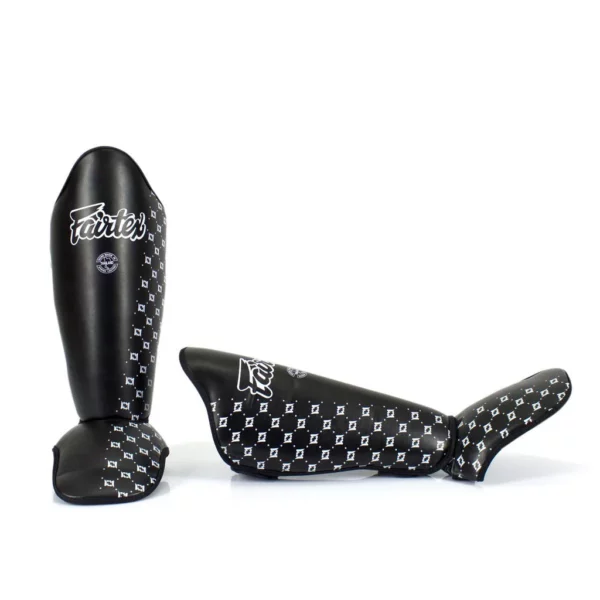 Découvrez les Shinguards Fairtex SP5, conçus en cuir synthétique Syntek pour une durabilité exceptionnelle. Offrant une protection complète du tibia et du cou-de-pied, ils sont parfaits pour la compétition et l’entraînement. Légers et confortables, ils assurent une mobilité optimale. Achetez maintenant pour une performance supérieure