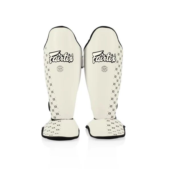 Protège tibia Fairtex SP5 dont une protection étendue sur le côté des tibias deux couches de mousse haute densité aident à disperser l'impact