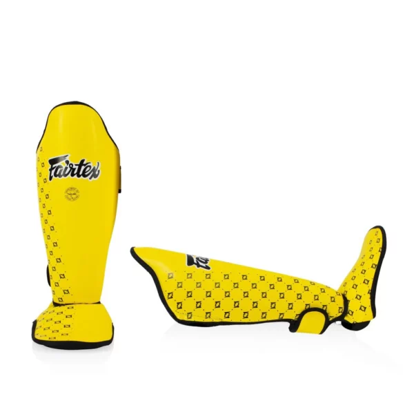 Protège tibia Fairtex SP5 dont une protection étendue sur le côté des tibias deux couches de mousse haute densité aident à disperser l'impact