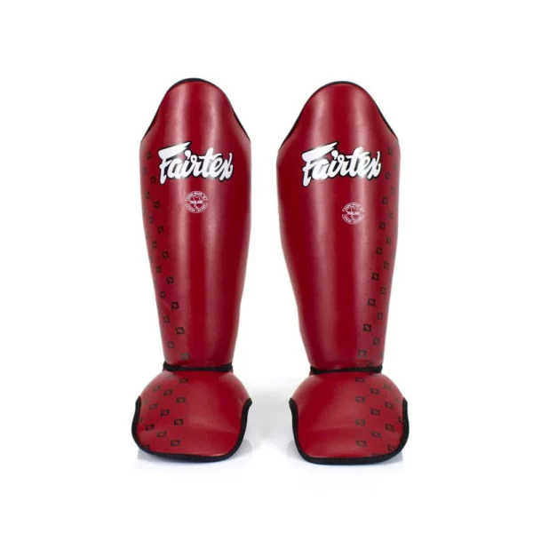 Découvrez les Shinguards Fairtex SP5 rouge, conçus en cuir synthétique Syntek pour une durabilité exceptionnelle. Offrant une protection complète du tibia et du cou-de-pied, ils sont parfaits pour la compétition et l’entraînement. Légers et confortables, ils assurent une mobilité optimale. Achetez maintenant pour une performance supérieure