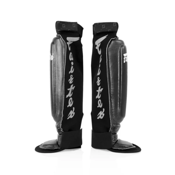 Les protège-tibias Fairtex SP6 offrent une protection optimale et un confort supérieur grâce à leur design ergonomique. Idéals pour les arts martiaux, ils sont fabriqués en cuir de haute qualité et disposent de sangles ajustables pour un maintien parfait. Parfaits pour les entraînements intensifs.