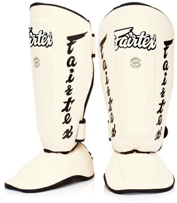 Les protège-tibias Fairtex SP7 offrent une protection maximale avec leur design enveloppant et leur mousse haute densité. Idéals pour les sports de combat, ils sont légers, durables et disposent de sangles ajustables pour un ajustement parfait. Parfaits pour les entraînements intensifs et les compétitions.