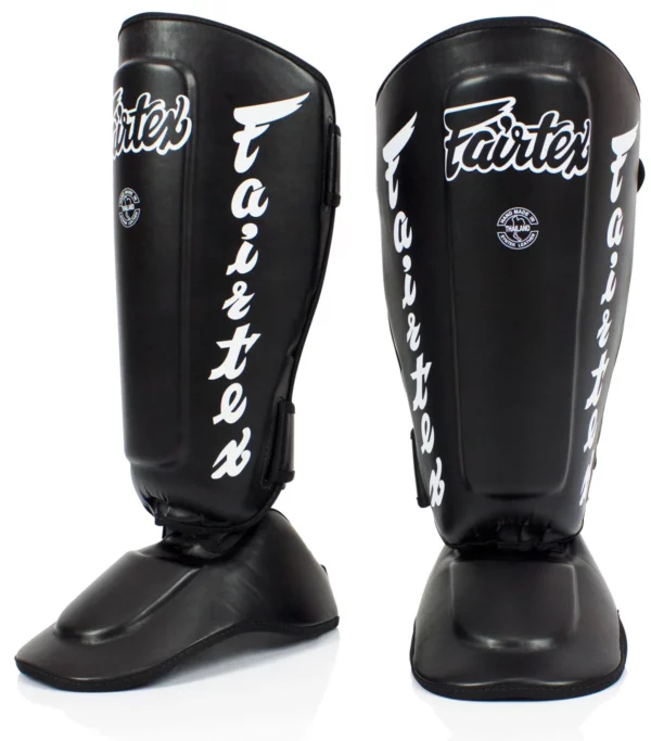 Les protège-tibias Fairtex SP7 offrent une protection maximale avec leur design enveloppant et leur mousse haute densité. Idéals pour les sports de combat, ils sont légers, durables et disposent de sangles ajustables pour un ajustement parfait. Parfaits pour les entraînements intensifs et les compétitions.