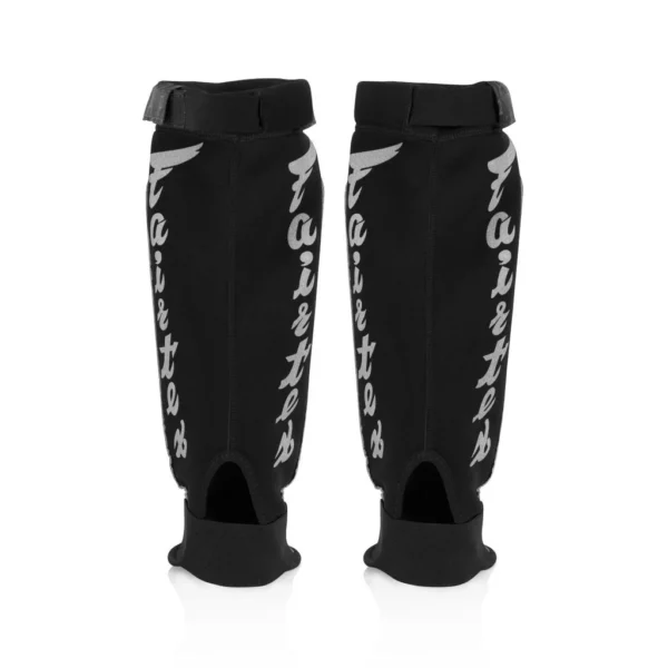 Les protège-tibias Fairtex SP6 offrent une protection optimale et un confort supérieur grâce à leur design ergonomique. Idéals pour les arts martiaux, ils sont fabriqués en cuir de haute qualité et disposent de sangles ajustables pour un maintien parfait. Parfaits pour les entraînements intensifs.