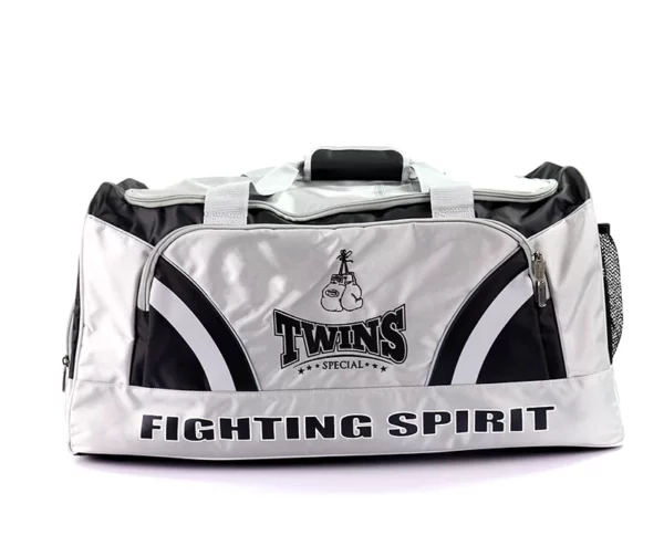 Découvrez le Twins Bag gris, un sac de sport polyvalent et élégant, parfait pour tous vos besoins sportifs et quotidiens. Conçu pour les athlètes et les amateurs de fitness, ce sac allie style et praticité.