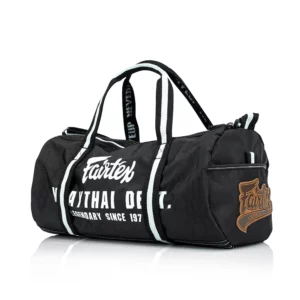 Découvrez le Fairtex Bag noir, un sac de sport au design rétro et élégant, parfait pour tous vos besoins sportifs et quotidiens. Conçu pour les athlètes de toutes disciplines, ce sac allie style et fonctionnalité.