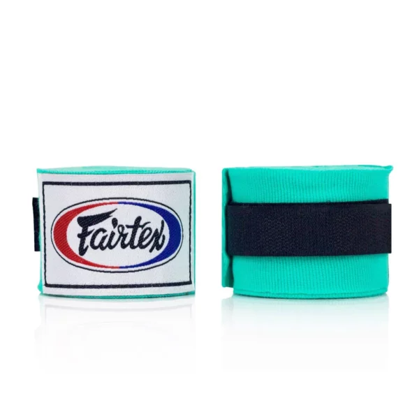 Les bandes de protection Fairtex HW2 sont semi-élastiques, mesurent 4,5 mètres de long et sont composées de 65% de nylon et 35% de coton. Elles offrent une protection optimale pour les doigts et les poignets, avec une boucle pour le pouce et une fermeture velcro