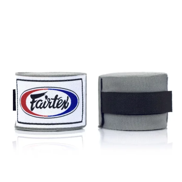 Les bandes de protection Fairtex HW2 sont semi-élastiques, mesurent 4,5 mètres de long et sont composées de 65% de nylon et 35% de coton. Elles offrent une protection optimale pour les doigts et les poignets, avec une boucle pour le pouce et une fermeture velcro