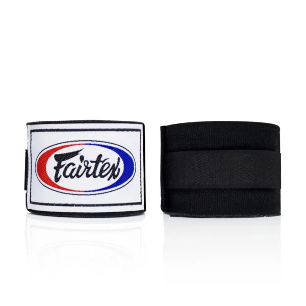 Les bandes de protection Fairtex HW2 sont semi-élastiques, mesurent 4,5 mètres de long et sont composées de 65% de nylon et 35% de coton. Elles offrent une protection optimale pour les doigts et les poignets, avec une boucle pour le pouce et une fermeture velcro