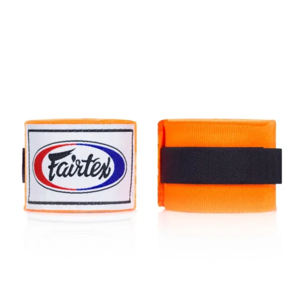 Les bandes de protection Fairtex HW2 sont semi-élastiques, mesurent 4,5 mètres de long et sont composées de 65% de nylon et 35% de coton. Elles offrent une protection optimale pour les doigts et les poignets, avec une boucle pour le pouce et une fermeture velcro