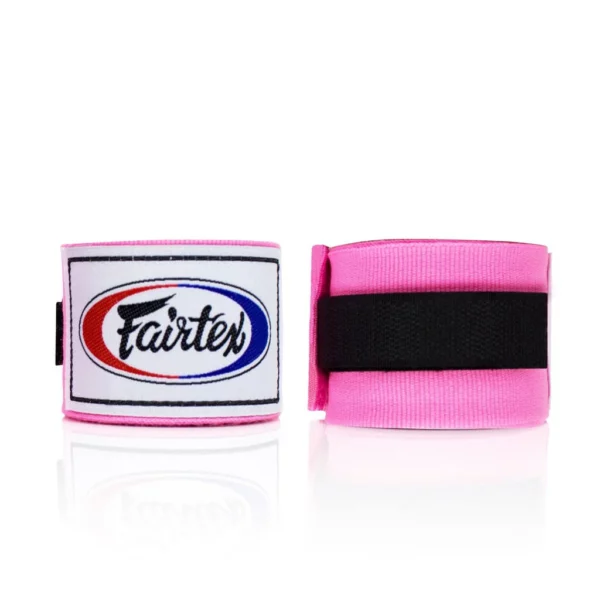 Les bandes de protection Fairtex HW2 rose sont semi-élastiques, mesurent 4,5 mètres de long et sont composées de 65% de nylon et 35% de coton. Elles offrent une protection optimale pour les doigts et les poignets, avec une boucle pour le pouce et une fermeture velcro