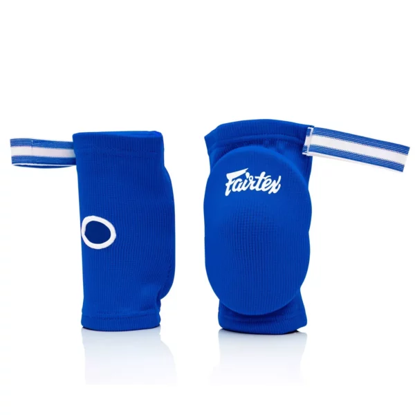 La coudière de protection FAIRTEX EBE 1, conçue pour le Muay Thai et le MMA, offre une protection optimale grâce à son rembourrage en mousse haute densité. Ergonomique et confortable, elle maintient fermement le coude avec des sangles Velcro, assurant une sécurité maximale lors des entraînements et compétitions1