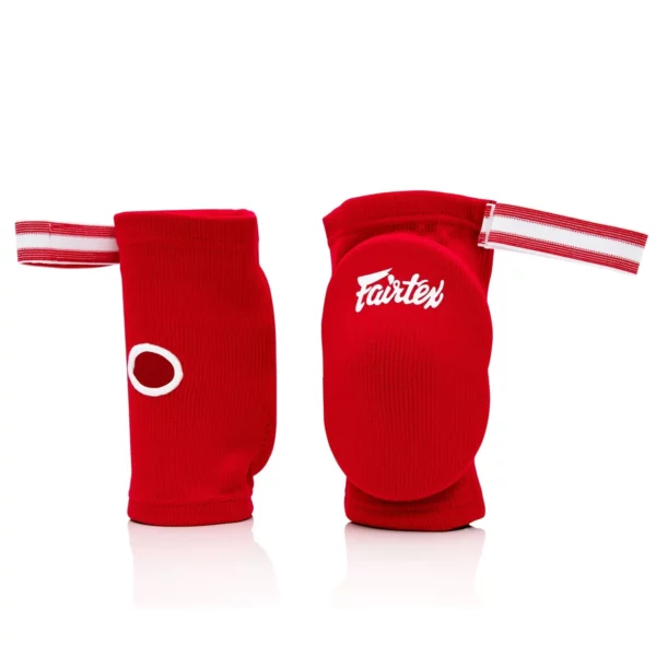 La coudière de protection FAIRTEX EBE 1, conçue pour le Muay Thai et le MMA, offre une protection optimale grâce à son rembourrage en mousse haute densité. Ergonomique et confortable, elle maintient fermement le coude avec des sangles Velcro, assurant une sécurité maximale lors des entraînements et compétitions1