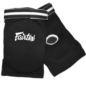 La coudière de protection FAIRTEX EBE 1, conçue pour le Muay Thai et le MMA, offre une protection optimale grâce à son rembourrage en mousse haute densité. Ergonomique et confortable, elle maintient fermement le coude avec des sangles Velcro, assurant une sécurité maximale lors des entraînements et compétitions1