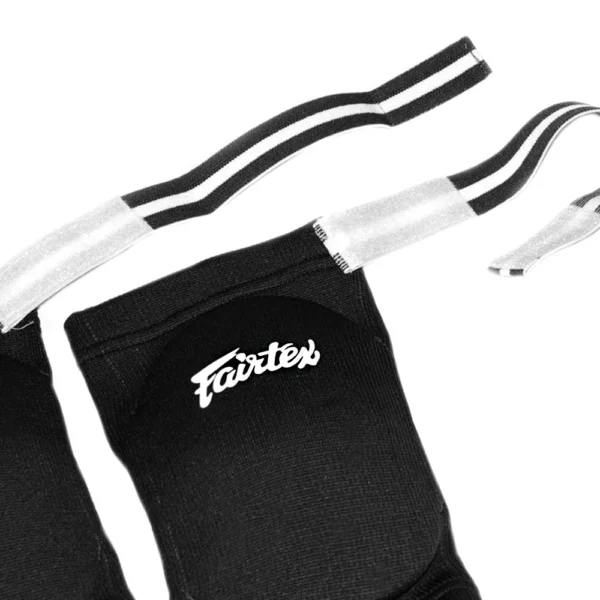 La coudière de protection FAIRTEX EBE 1, conçue pour le Muay Thai et le MMA, offre une protection optimale grâce à son rembourrage en mousse haute densité. Ergonomique et confortable, elle maintient fermement le coude avec des sangles Velcro, assurant une sécurité maximale lors des entraînements et compétitions1