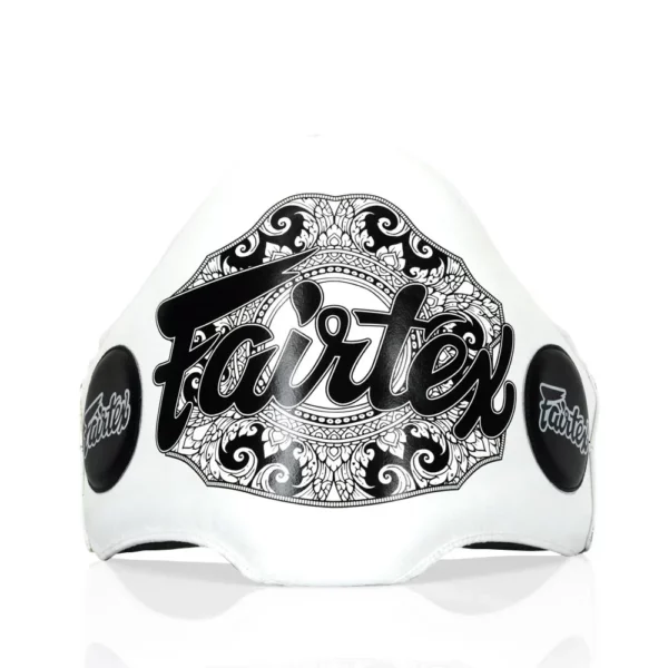 La ceinture blanche de coaching protection Fairtex BPV2 est idéale pour les entraînements intensifs. Fabriquée en cuir 100% et dotée de mousse à haute densité, elle offre une protection optimale contre les coups. Légère et ajustable, elle convient à tous les gabarits. Parfaite pour les boxeurs exigeants