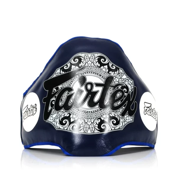 La ceinture de coaching protection Fairtex BPV2 est idéale pour les entraînements intensifs. Fabriquée en cuir 100% et dotée de mousse à haute densité, elle offre une protection optimale contre les coups. Légère et ajustable, elle convient à tous les gabarits. Parfaite pour les boxeurs exigeants