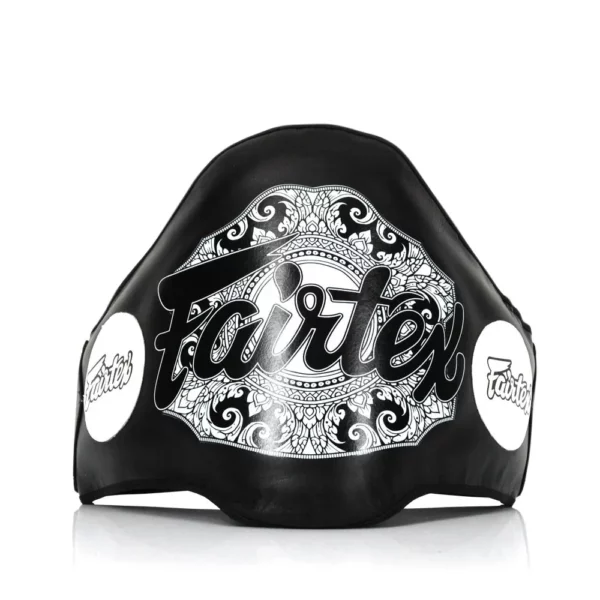 La ceinture de coaching protection Fairtex BPV2 est idéale pour les entraînements intensifs. Fabriquée en cuir 100% et dotée de mousse à haute densité, elle offre une protection optimale contre les coups. Légère et ajustable, elle convient à tous les gabarits. Parfaite pour les boxeurs exigeants