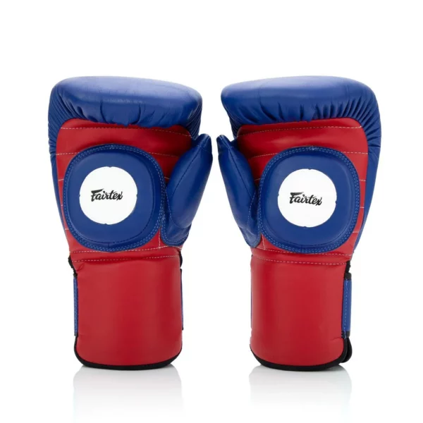 Gants d'entrainement BGV13 Fairtex rembourrage supplémentaire sur la surface de frappe sont similaires aux mitaines de style traditionnel. coach coaching boxe mma muaythai kickboxing savate