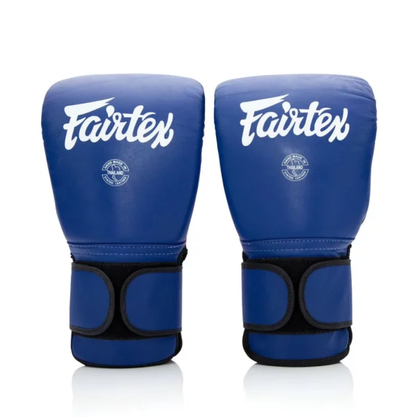 Gants d'entrainement BGV13 Fairtex rembourrage supplémentaire sur la surface de frappe sont similaires aux mitaines de style traditionnel. coach coaching boxe mma muaythai kickboxing savate