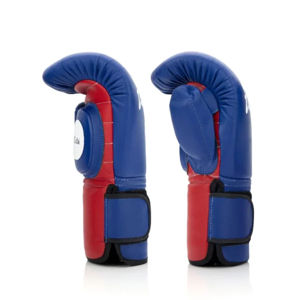 Gants d'entrainement BGV13 Fairtex rembourrage supplémentaire sur la surface de frappe sont similaires aux mitaines de style traditionnel. coach coaching boxe mma muaythai kickboxing savate