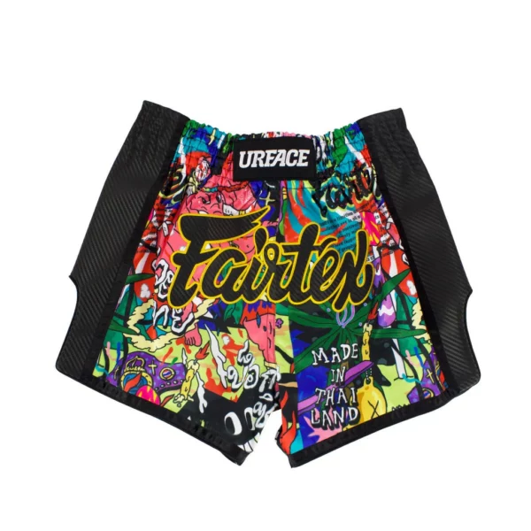 Découvrez le Short de boxe URFACE x Fairtex, une collaboration unique entre la marque de streetwear thaïlandaise URFACE et le célèbre fabricant d’équipements de combat Fairtex. Ce short de boxe thaï est conçu pour offrir une performance optimale tout en affichant un style distinctif inspiré du Pop Art.