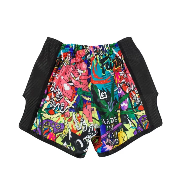 Découvrez le Short de boxe URFACE x Fairtex, une collaboration unique entre la marque de streetwear thaïlandaise URFACE et le célèbre fabricant d’équipements de combat Fairtex. Ce short de boxe thaï est conçu pour offrir une performance optimale tout en affichant un style distinctif inspiré du Pop Art.