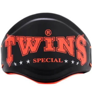 La ceinture de protection Twins BEPL4 est fabriquée en skintex de haute qualité avec un rembourrage en mousse haute densité. Elle offre une protection optimale pour les entraînements de Muay Thai et de kickboxing, notamment contre les genoux et les coups de pied