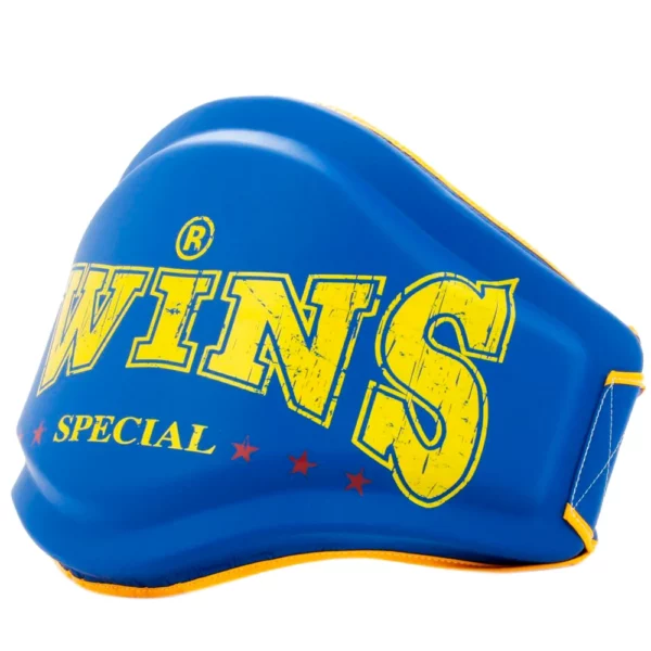 La ceinture de protection Twins BEPL4 bleu est fabriquée en skintex de haute qualité avec un rembourrage en mousse haute densité. Elle offre une protection optimale pour les entraînements de Muay Thai et de kickboxing, notamment contre les genoux et les coups de pied