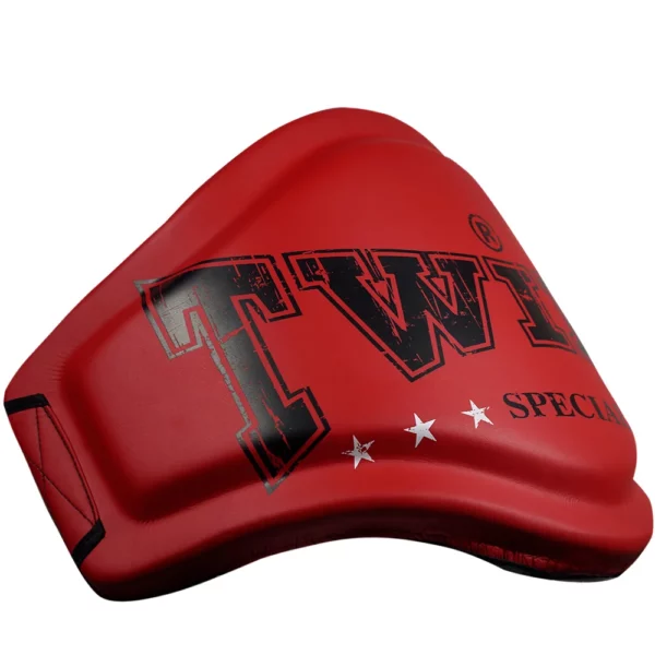 La ceinture de protection Twins rouge est fabriquée en skintex de haute qualité avec un rembourrage en mousse haute densité. Elle offre une protection optimale pour les entraînements de Muay Thai et de kickboxing, notamment contre les genoux et les coups de pied