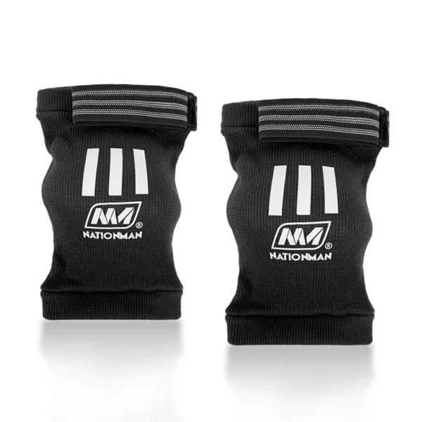 Les coudières de protection noire Nationman offrent une protection optimale pour les sports de combat. Fabriquées en coton résistant, elles sont homologuées pour la compétition. Disponibles en plusieurs couleurs, elles assurent un maintien parfait grâce à leur fermeture en velcro. Idéales pour le Muay Thai et le MMA