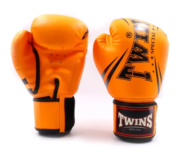 Gants Twins orange recouverts de cuir synthétique très résistant, durable, un excellent choix pour les débutants dans les arts martiaux une bonne paire de gant pas chère