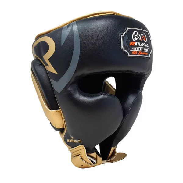 Le casque de protection Rival RHG100 offre une sécurité optimale avec ses protecteurs à joues et sa construction en mousse Feather Lite. Conçu pour les professionnels, il assure confort et visibilité maximale grâce à une large ouverture oculaire. Idéal pour la boxe, le MMA et le Muay Thai