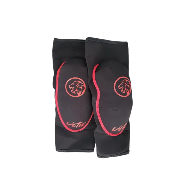 La coudière de protection mma assure une protection maximale pour les sports de combat comme la boxe et le muay-thaï. Conçue pour absorber les chocs et prévenir les blessures, elle offre un confort optimal grâce à son ajustement parfait. Achetez maintenant pour une sécurité accrue lors de vos entraînements.