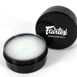 Fairtex VASE2 Petroleum Jelly est une solution de soin de la peau de haute qualité, idéale pour protéger et hydrater les zones sèches et irritées. Formulée avec des ingrédients purs et efficaces, cette gelée de pétrole offre une barrière protectrice contre les éléments extérieurs, favorisant une peau douce et lisse. Parfaite pour une utilisation quotidienne, elle aide à prévenir les gerçures et les irritations cutanées.