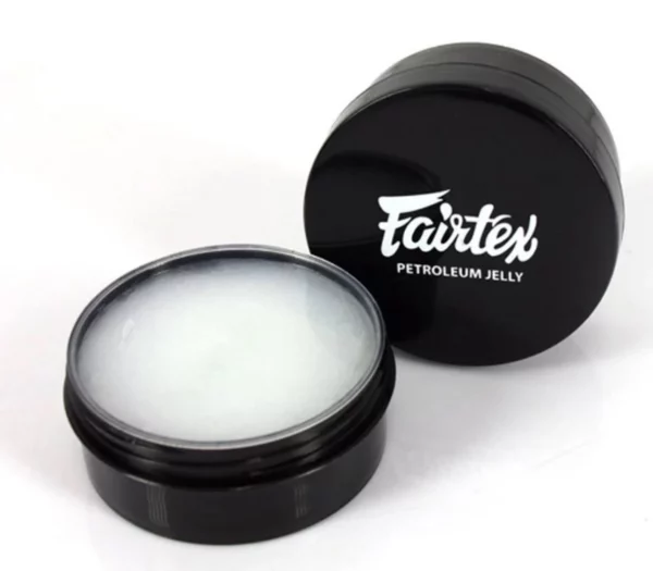 Fairtex VASE2 Petroleum Jelly est une solution de soin de la peau de haute qualité, idéale pour protéger et hydrater les zones sèches et irritées. Formulée avec des ingrédients purs et efficaces, cette gelée de pétrole offre une barrière protectrice contre les éléments extérieurs, favorisant une peau douce et lisse. Parfaite pour une utilisation quotidienne, elle aide à prévenir les gerçures et les irritations cutanées.