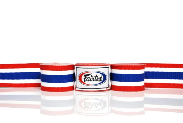 Les bandes de protection Fairtex Thai Flag sont idéales pour la boxe et le Muay Thai. Fabriquées en coton de haute qualité, elles mesurent 4,57 mètres et offrent un excellent soutien pour les poignets et les mains. Leur design aux couleurs du drapeau thaïlandais ajoute une touche unique1