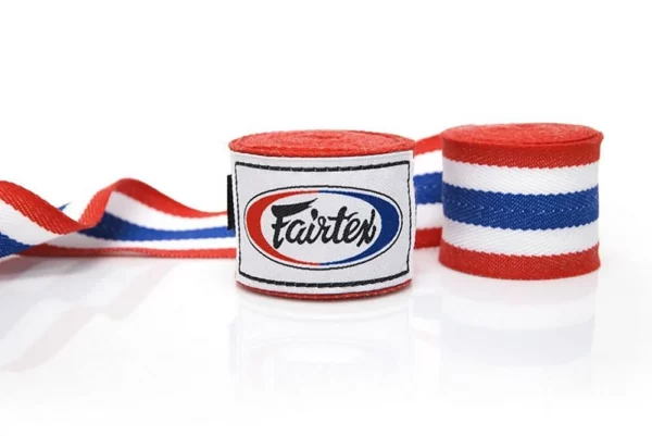 Les bandes de protection Fairtex Thai Flag sont idéales pour la boxe et le Muay Thai. Fabriquées en coton de haute qualité, elles mesurent 4,57 mètres et offrent un excellent soutien pour les poignets et les mains. Leur design aux couleurs du drapeau thaïlandais ajoute une touche unique1