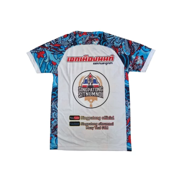 Découvrez le t-shirt Singpatong, un incontournable pour tous les passionnés de Muay Thai. Fabriqué avec des matériaux de haute qualité, ce t-shirt offre un confort exceptionnel et une durabilité à toute épreuve.