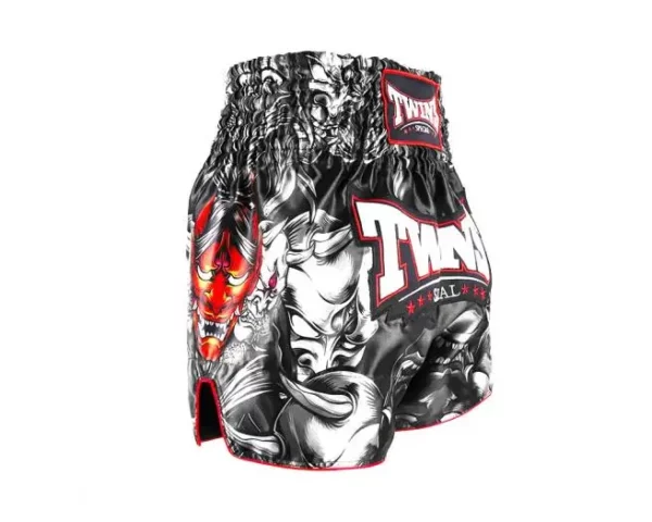 le short de boxe Twins Kabuki, conçu pour les boxeurs exigeants. Fabriqué avec des matériaux de haute qualité, ce short offre une durabilité exceptionnelle et un confort optimal.