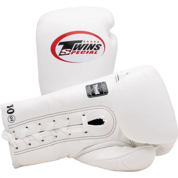 Découvrez les gants de boxe Twins à lacet, alliant confort et performance. Parfaits pour les entraînements intensifs, ces gants offrent une protection optimale et un maintien sécurisé. Achetez maintenant et améliorez votre technique de boxe