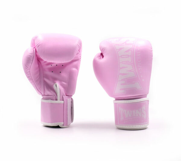 Les Gants de Boxe Twins Pastel rose allient performance et élégance. Fabriqués en cuir de haute qualité, ils offrent une protection optimale et un confort supérieur. Parfaits pour vos séances d'entraînement et compétitions, leur design ergonomique et leurs couleurs pastel ajoutent une touche de style à votre équipemen