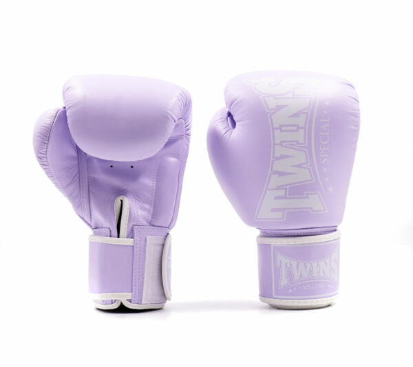 Les Gants de Boxe Twins Pastel violet BGVL4 P allient performance et élégance. Fabriqués en cuir de haute qualité, ils offrent une protection optimale et un confort supérieur. Parfaits pour vos séances d'entraînement et compétitions, leur design ergonomique et leurs couleurs pastel ajoutent une touche de style à votre équipemen